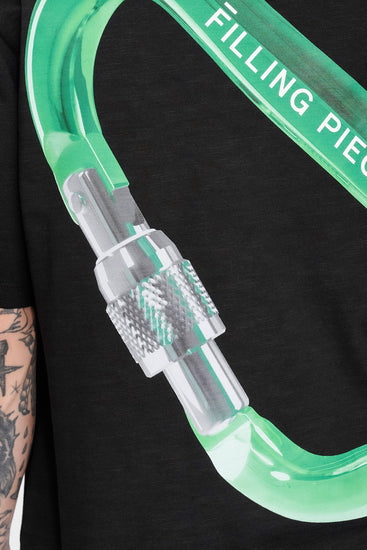 Футболка CARABINER чорна, купити онлайн в магазині.