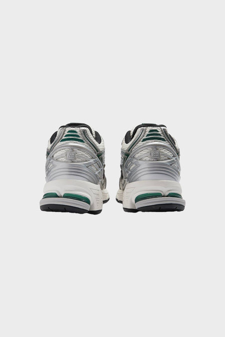 Кросівки 1906R срібні/зелені, купити онлайн в магазині.