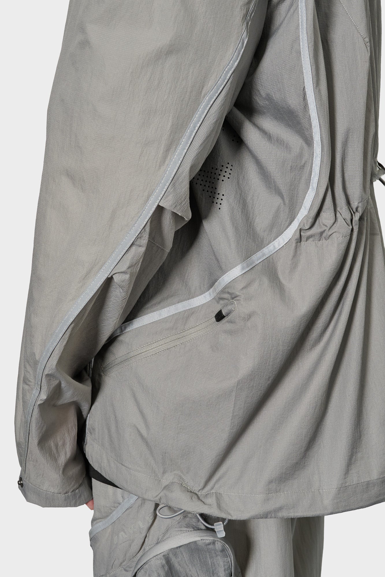 

Куртка LATITUDE WINDBREAKER сіра

