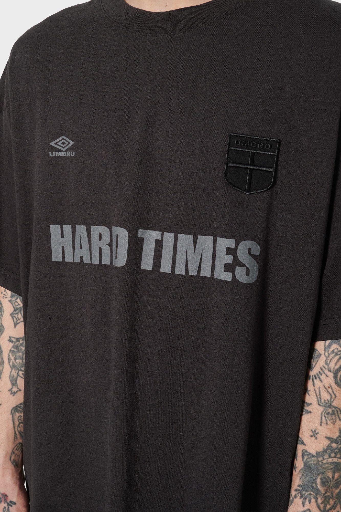 

Футболка HARD TIMES чорна
